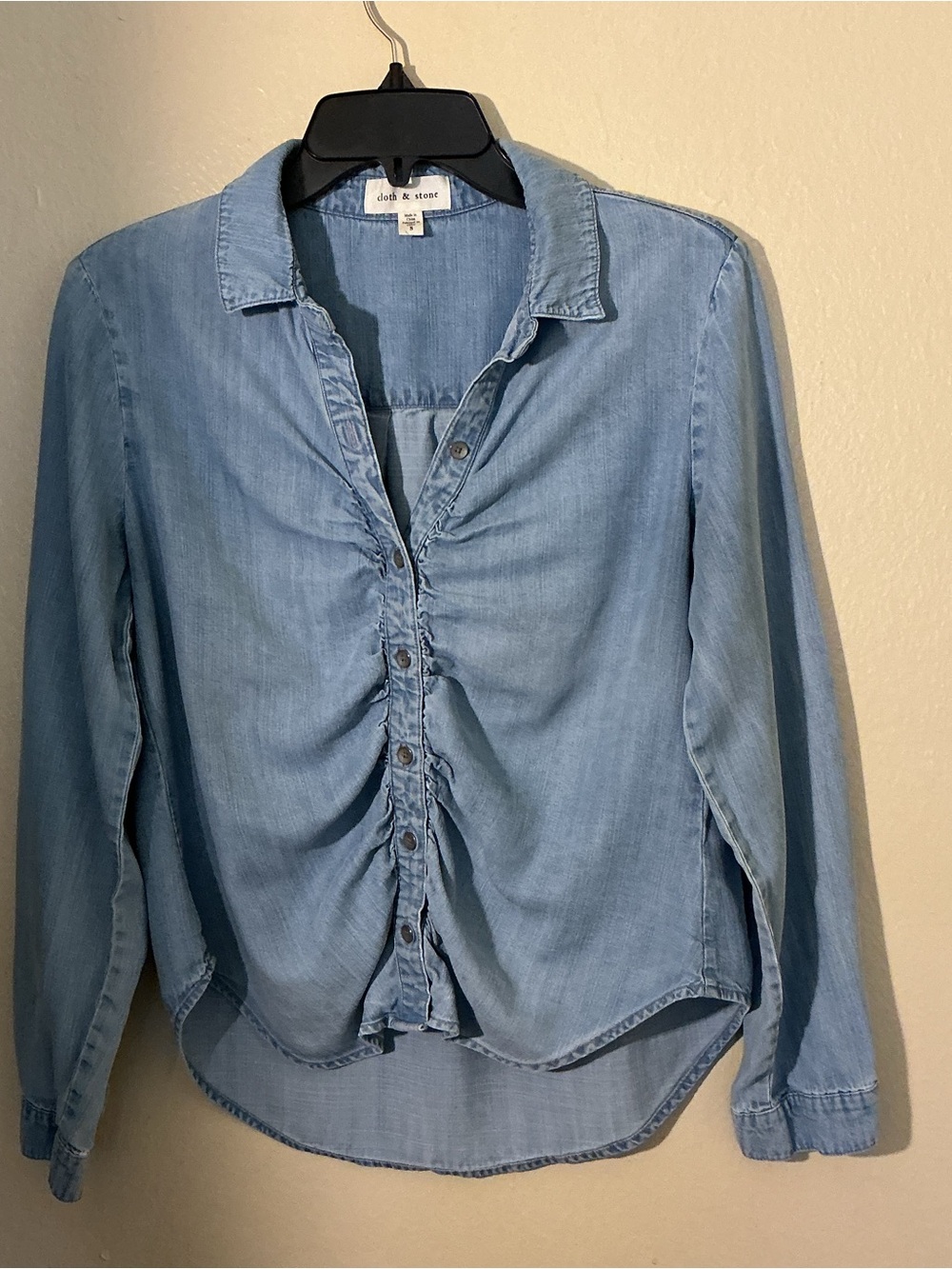 cloth & stone Light Blue Ruched-Front Chambray Button-Down - Picture 10 of 12